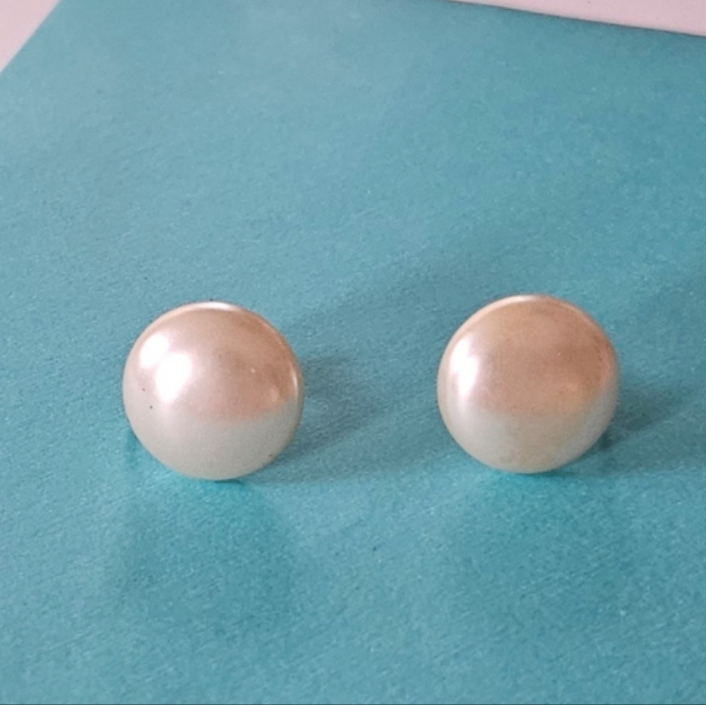 🔥3/$20 Vintage Pearl Button Earrings